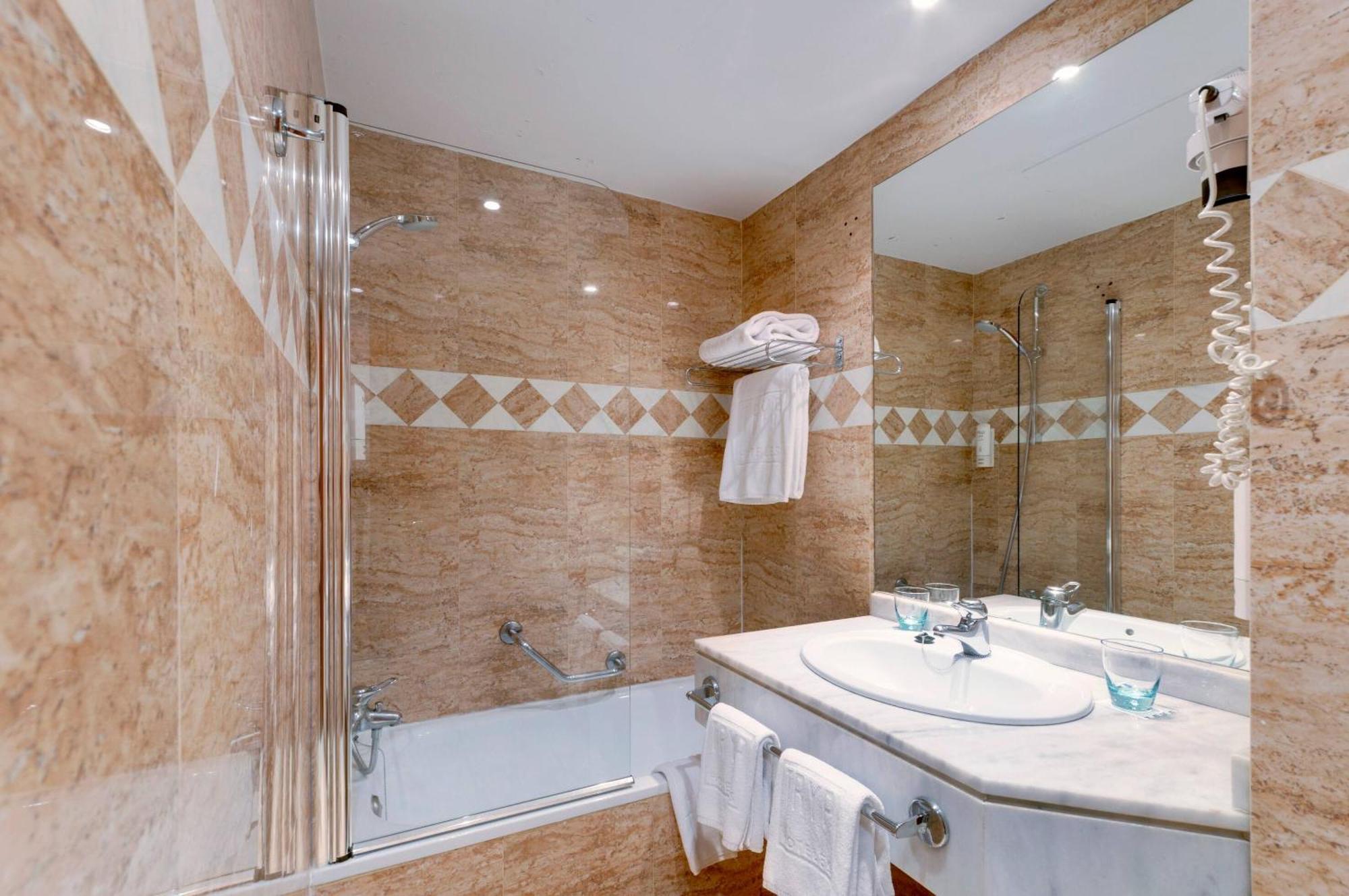 Triple Room,1765152195:JPEG